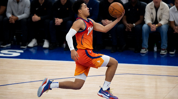 NBA常规赛比赛现场球员持球突破上篮